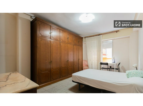Se alquila habitación en piso de 6 habitaciones en Valencia - Alquiler
