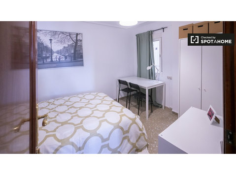 Aluga-se quarto em apartamento de 6 quartos em Valência - Aluguel