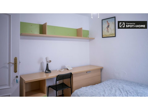 Zimmer zu vermieten in 6-Zimmer-Wohnung in Valencia - Zu Vermieten