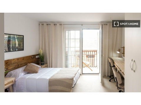 Pokój do wynajęcia w mieszkaniu z 6 sypialniami w Walencji - Do wynajęcia