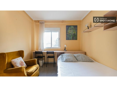 Valensiya'da 6 yatak odalı dairede kiralık oda - Kiralık
