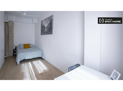 Room for rent in  6 bedroom apartment in Valencia - For Rent