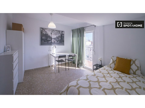 Room for rent in 6 bedroom apartment in Valencia - De inchiriat