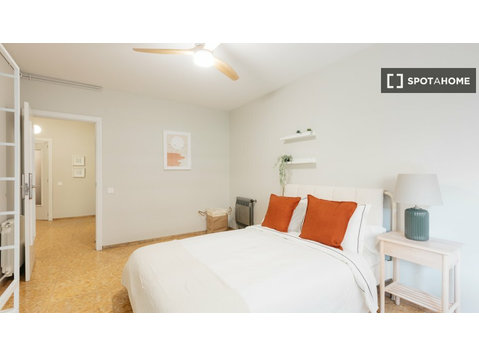 Zimmer zu vermieten in 6-Zimmer-Wohnung in Valencia - Zu Vermieten