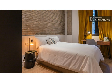 Valencia, Valensiya'da 6 yatak odalı dairede kiralık oda - Kiralık