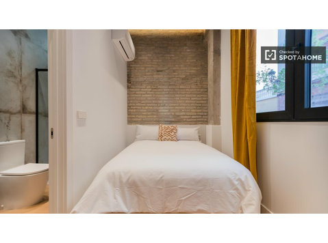 Stanza in affitto in appartamento con 6 camere da letto a… - In Affitto