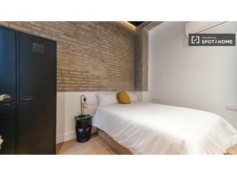 Pokój do wynajęcia w mieszkaniu z 6 sypialniami w Walencji… - Do wynajęcia