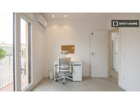 Zimmer zu vermieten in 6-Zimmer-Wohnung in Valencia - Zu Vermieten