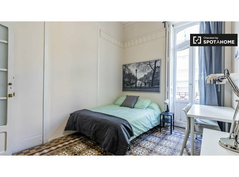 Ciutat Vella'da 7 yatak odalı dairede kiralık oda - Kiralık