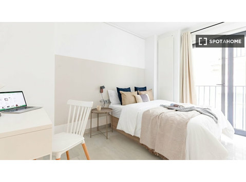 Zimmer zu vermieten in einer 7-Zimmer-Wohnung in La Xerera,… - Zu Vermieten