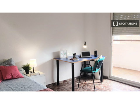 Room for rent in 7-bedroom apartment in Paterna, Valencia - Vuokralle