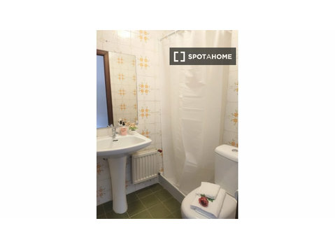 Zimmer zu vermieten in einer 7-Zimmer-Wohnung in Paterna,… - Zu Vermieten