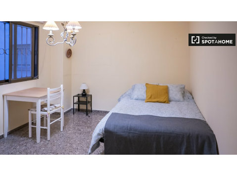 Room for rent in  7 bedroom apartment in Valencia - השכרה
