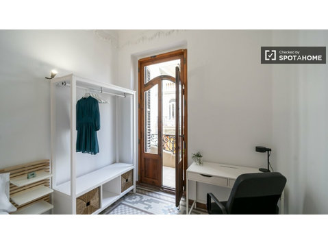 Pokój do wynajęcia w 7-pokojowym mieszkaniu w Walencji - Do wynajęcia