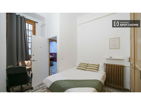 Room for rent in 7-bedroom apartment in Valencia - Kiadó