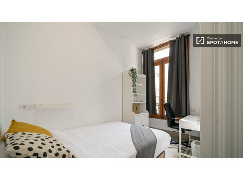 Se alquila habitación en piso de 7 habitaciones en Valencia - Alquiler