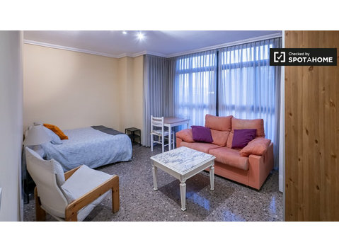 Chambre à louer dans un appartement de 7 chambres à Valence - À louer