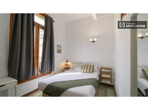 Chambre à louer dans un appartement de 7 chambres à Valence - À louer