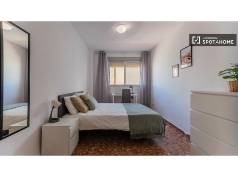 Valensiya'da 7 yatak odalı dairede kiralık oda - Kiralık