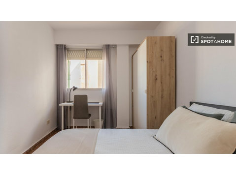 Valensiya'da 7 yatak odalı dairede kiralık oda - Kiralık