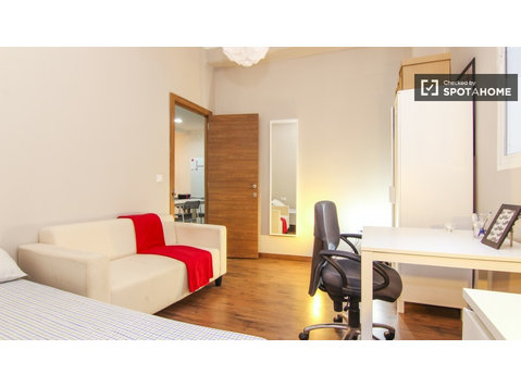 Zimmer zu vermieten in 8-Zimmer-Wohnung in Ciutat Vella - Zu Vermieten