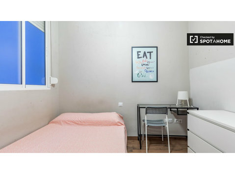 Zimmer zu vermieten in 8-Zimmer-Wohnung in Ciutat Vella - Zu Vermieten