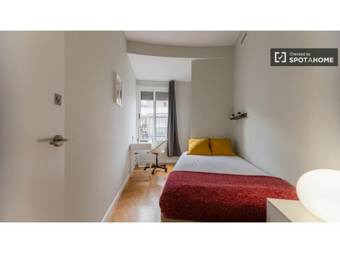 Pokój do wynajęcia w mieszkaniu z 8 sypialniami w Ensanche… - Do wynajęcia