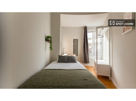 Ensanche, Valensiya'da 8 yatak odalı dairede kiralık oda - Kiralık