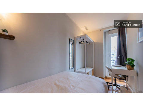 Room for rent in 8-bedroom apartment in Ensanche, Valencia - Kiadó