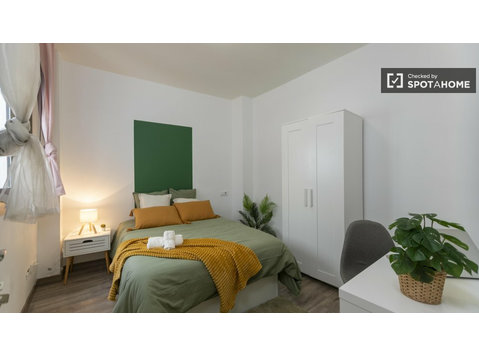 Se alquila habitación en piso de 8 habitaciones en… - Alquiler