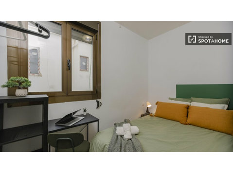 Quarto para alugar em apartamento de 8 quartos em… - Aluguel