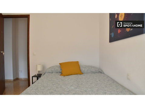 L'Amistat, Valencia'da 8 yatak odalı dairede kiralık oda - Kiralık