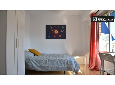 Room for rent in 8-bedroom apartment in L'Amistat, Valencia - Disewakan