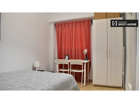 L'Amistat, Valencia'da 8 yatak odalı dairede kiralık oda - Kiralık