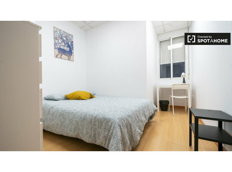 Zimmer zu vermieten in 8-Zimmer-Wohnung in Valencia - Zu Vermieten