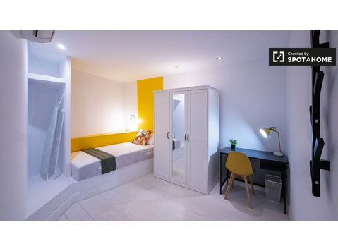 Chambre dans un appartement de 8 chambres à Valence - À louer