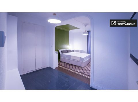 Aluga-se quarto em apartamento de 8 quartos em Valência - Aluguel