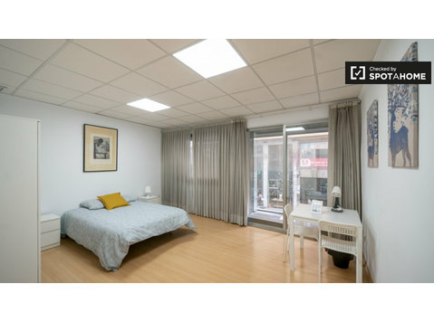 Room for rent in 8-bedroom apartment in Valencia - Za iznajmljivanje