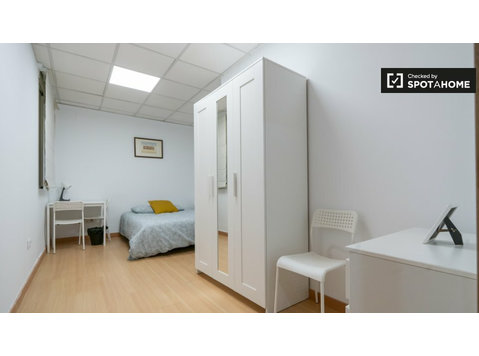 Chambre dans un appartement de 8 chambres à Valence - À louer