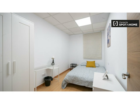 Pokój do wynajęcia w mieszkaniu z 8 sypialniami w Walencji - Do wynajęcia