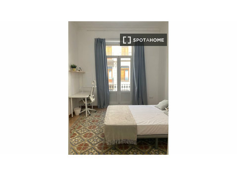 Room for rent in 8-bedroom apartment in Valencia - 임대