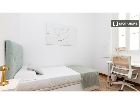 Room for rent in 8-bedroom apartment in Valencia - Te Huur