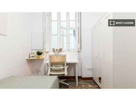 Zimmer zu vermieten in 8-Zimmer-Wohnung in Valencia - Zu Vermieten