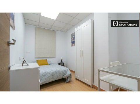 Valensiya'da 8 yatak odalı dairede kiralık oda - Kiralık