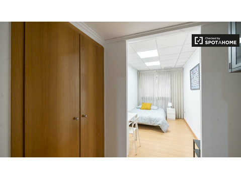 Se alquila habitación en piso de 8 habitaciones en Valencia - Alquiler