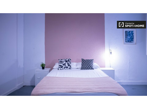 Se alquila habitación en piso de 8 habitaciones en Valencia - Alquiler