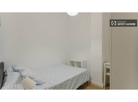 Zimmer zu vermieten in 8-Zimmer-Wohnung in Valencia - Zu Vermieten