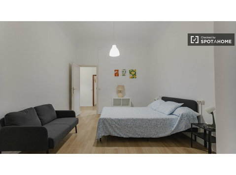 Zimmer zu vermieten in 8-Zimmer-Wohnung in Valencia - Zu Vermieten