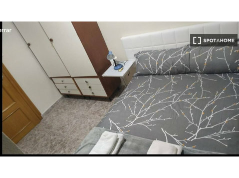 Room for rent in a 4-bedroom apartment in Valencia - Аренда