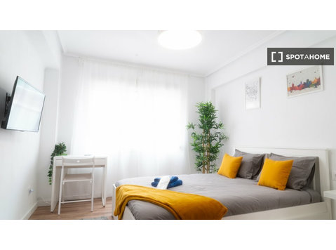 Zimmer zu vermieten in einer 4-Zimmer-Wohnung in Valencia - Zu Vermieten